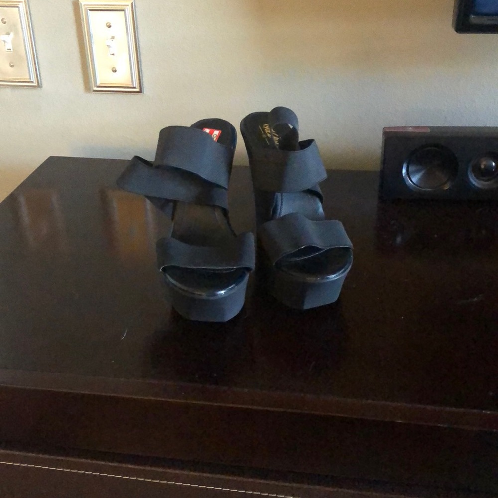 Black wedges